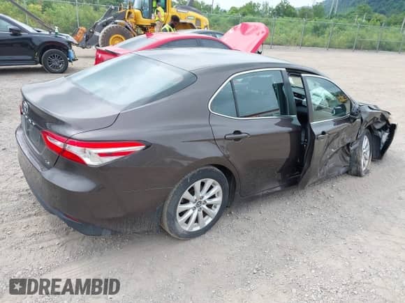 2018 Toyota Camry SE z VIN 4T1B11HK8JU541000, wystawiony jako IAAI lot #42759084 z przebiegiem 54 273 mil mil oraz . Historia ofert i sprzedaży dostępna na DreamBid. Obrazek 4.