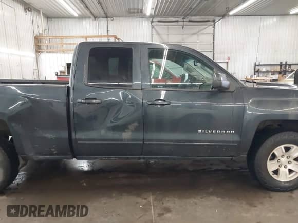 2018 Chevrolet Silverado 1500 LT z VIN 1GCVKREC6JZ302283, wystawiony jako IAAI lot #42813241 z przebiegiem 178 850 mil mil oraz . Historia ofert i sprzedaży dostępna na DreamBid. Obrazek 14.