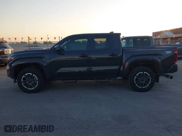 2024 Toyota Tacoma SR5 z VIN 3TMLB5JN8RM080821, wystawiony jako IAAI lot #43198796 z przebiegiem 13 169 mil mil oraz . Historia ofert i sprzedaży dostępna na DreamBid. Obrazek 14.