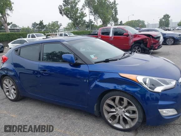 2015 Hyundai Veloster z VIN KMHTC6AD0FU243328, wystawiony jako IAAI lot #42439313 z przebiegiem 96 997 mil mil oraz . Historia ofert i sprzedaży dostępna na DreamBid. Obrazek 17.