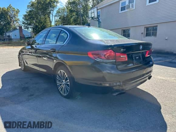 2020 BMW 5 Series 540i xDrive z VIN WBAJS3C03LCD49216, wystawiony jako Copart lot #87438575 z przebiegiem 103 824 mil mil oraz Czysty tytuł • Clean title. Historia ofert i sprzedaży dostępna na DreamBid. Obrazek 2.