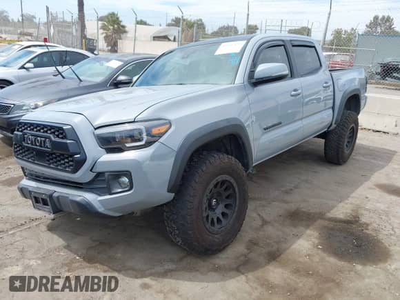 2018 Toyota Tacoma SR5 с VIN 3TMAZ5CN4JM053944, выставлен на аукционе IAAI как лот 43056129 с пробегом 117 564 миль миль и . История ставок и продаж доступна на DreamBid. Изображение 17.