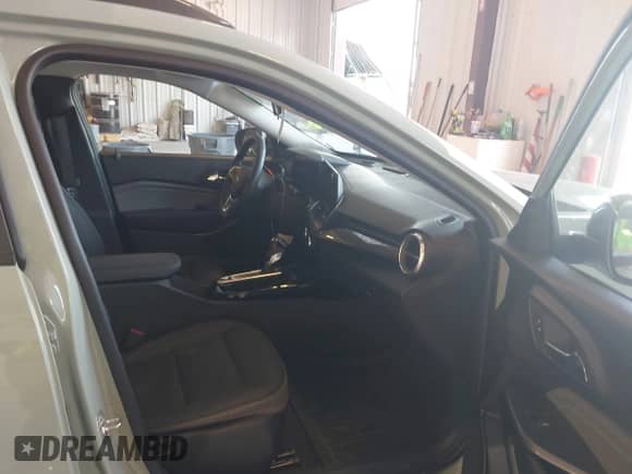 2025 Chevrolet Trax ACTIV z VIN KL77LKEP0SC032680, wystawiony jako IAAI lot #42731755 z przebiegiem 10 180 mil mil oraz . Historia ofert i sprzedaży dostępna na DreamBid. Obrazek 5.