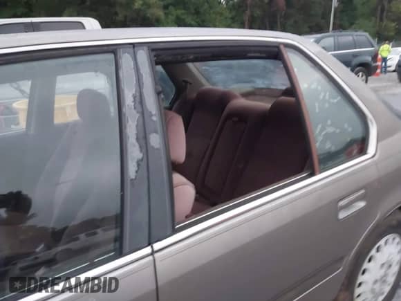 1993 Honda Accord LX z VIN JHMCB7650PC005838, wystawiony jako IAAI lot #42861998 z przebiegiem 217 028 mil mil oraz . Historia ofert i sprzedaży dostępna na DreamBid. Obrazek 6.