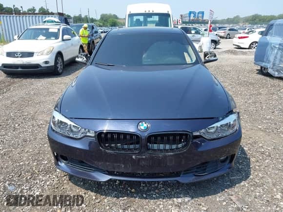 2014 BMW 3 Series 328i xDrive z VIN WBA3B3C51EJ982149, wystawiony jako IAAI lot #42897290 z przebiegiem 130 498 mil mil oraz . Historia ofert i sprzedaży dostępna na DreamBid. Obrazek 12.