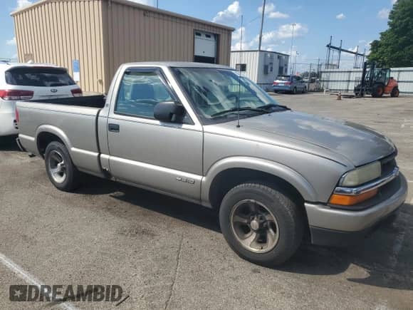 2003 Chevrolet S-10 z VIN 1GCCS14X638254869, wystawiony jako Copart lot #69281154 z przebiegiem 223 469 mil mil oraz Szkoda całkowita • Salvage title. Historia ofert i sprzedaży dostępna na DreamBid. Obrazek 4.