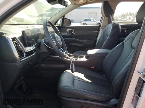 2025 Kia Sorento EX с VIN 5XYRH4JF7SG375911, выставлен на аукционе Copart как лот 67927735 с пробегом 4 470 миль миль и Списание • Salvage title. История ставок и продаж доступна на DreamBid. Изображение 7.