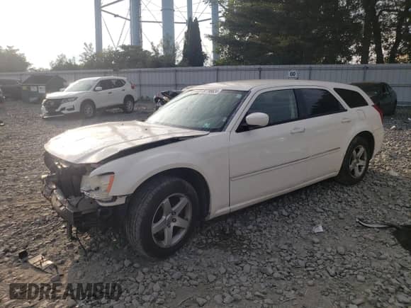 2008 Dodge Magnum SXT with VIN 2D4FV37V68H242364, listed as a Copart auction lot 67796624 with 232,497 mi miles and Salvage title. Bid and sale history available at DreamBid. Image 1.