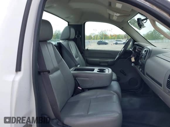 2008 Chevrolet Silverado 2500HD Work Truck z VIN 1GCHC24K18E160498, wystawiony jako IAAI lot #42144812 z przebiegiem 151 213 mil mil oraz . Historia ofert i sprzedaży dostępna na DreamBid. Obrazek 8.