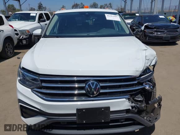 2024 Volkswagen Tiguan SE with VIN 3VVNB7AX4RM198923, listed as a IAAI auction lot 42312597 with 6,827 mi miles and . Bid and sale history available at DreamBid. Image 12.
