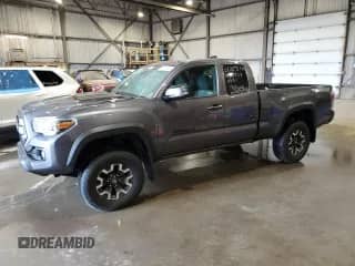 2022 Toyota Tacoma SR z VIN 3TYSZ5AN6NT075851, wystawiony jako Copart lot #67509485 z przebiegiem 94 512 mil mil oraz Czysty tytuł • Clean title. Historia ofert i sprzedaży dostępna na DreamBid. Obrazek 1.