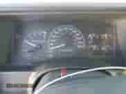 2000 Chevrolet Tahoe Limited z VIN 1GNEC13R7YR221297, wystawiony jako Copart lot #75504254 z przebiegiem 246 714 mil mil oraz Czysty tytuł • Clean title. Historia ofert i sprzedaży dostępna na DreamBid. Obrazek 9.