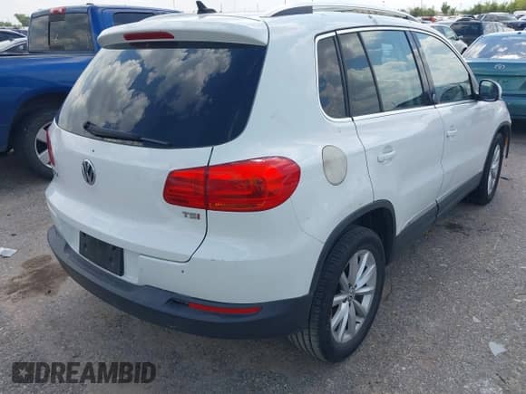 2017 Volkswagen Tiguan Wolfsburg Edition z VIN WVGRV7AX2HK006195, wystawiony jako IAAI lot #42874273 z przebiegiem 135 708 mil mil oraz . Historia ofert i sprzedaży dostępna na DreamBid. Obrazek 4.