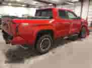 2024 Toyota Tacoma SR5 z VIN 3TYLB5JNXRT023878, wystawiony jako IAAI lot #43246001 z przebiegiem 9 321 mil mil oraz . Historia ofert i sprzedaży dostępna na DreamBid. Obrazek 4.