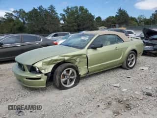 2006 Ford Mustang GT Deluxe z VIN 1ZVHT85H865169831, wystawiony jako Copart lot #70186855 z przebiegiem 254 811 mil mil oraz Szkoda całkowita • Salvage title. Historia ofert i sprzedaży dostępna na DreamBid. Obrazek 1.