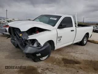 2018 Ram 1500 Tradesman z VIN 3C6JR6DG8JG151578, wystawiony jako Copart lot #48888445 z przebiegiem 93 717 mil mil oraz Szkoda całkowita • Salvage title. Historia ofert i sprzedaży dostępna na DreamBid. Obrazek 1.
