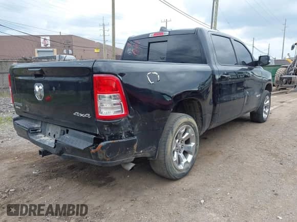 2022 Ram 1500 Big Horn z VIN 1C6RRFFG2NN423975, wystawiony jako IAAI lot #42307356 z przebiegiem 32 449 mil mil oraz . Historia ofert i sprzedaży dostępna na DreamBid. Obrazek 4.