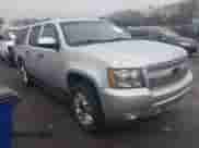 2010 Chevrolet Suburban LTZ z VIN 1GNUCKE04AR187938, wystawiony jako IAAI lot #41555621 z przebiegiem 127 516 mil mil oraz . Historia ofert i sprzedaży dostępna na DreamBid. Obrazek 1.