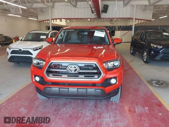 2017 Toyota Tacoma SR5 z VIN 3TMAZ5CN4HM037804, wystawiony jako IAAI lot #43407058 z przebiegiem 119 886 mil mil oraz . Historia ofert i sprzedaży dostępna na DreamBid. Obrazek 6.