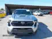 2024 Toyota Tacoma SR5 z VIN 3TMLB5JN5RM039515, wystawiony jako IAAI lot #42416031 z przebiegiem 10 900 mil mil oraz . Historia ofert i sprzedaży dostępna na DreamBid. Obrazek 12.