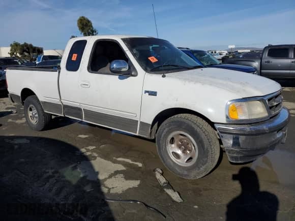 1997 Ford F-150 XL z VIN 1FTEX17L9VKB65855, wystawiony jako Copart lot #87410414 z przebiegiem 198 005 mil mil oraz Szkoda całkowita • Salvage title. Historia ofert i sprzedaży dostępna na DreamBid. Obrazek 4.