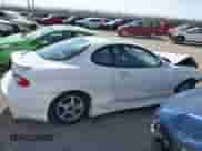 1998 Hyundai Tiburon z VIN KMHJG34F6WU115098, wystawiony jako IAAI lot #41718290 z przebiegiem 133 555 mil mil oraz . Historia ofert i sprzedaży dostępna na DreamBid. Obrazek 13.
