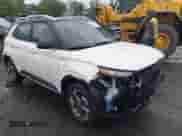 2024 Hyundai Venue SEL z VIN KMHRC8A33RU327628, wystawiony jako IAAI lot #42300323 z przebiegiem 16 054 mil mil oraz . Historia ofert i sprzedaży dostępna na DreamBid. Obrazek 1.