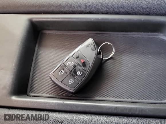 2024 Chevrolet Silverado 1500 LT z VIN 1GCRDDEK1RZ155405, wystawiony jako IAAI lot #43540237 z przebiegiem 50 431 mil mil oraz . Historia ofert i sprzedaży dostępna na DreamBid. Obrazek 6.
