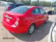 2012 Chevrolet Sonic LT z VIN 1G1JD5SB7C4113759, wystawiony jako IAAI lot #42963002 z przebiegiem 107 837 mil mil oraz . Historia ofert i sprzedaży dostępna na DreamBid. Obrazek 4.