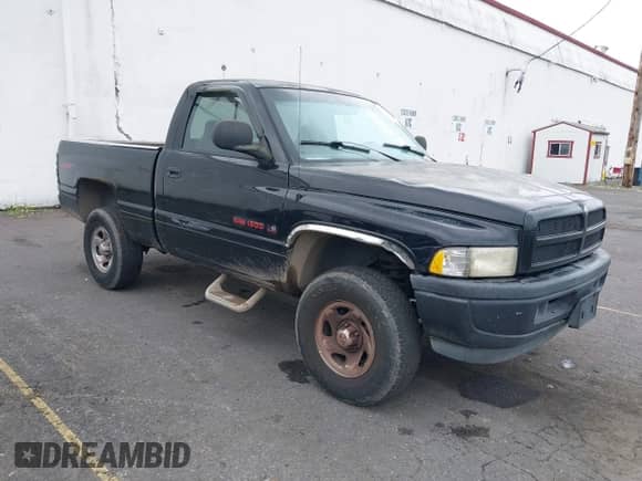 1998 Dodge 1500 z VIN 1B7HF16Z9WS508767, wystawiony jako IAAI lot #42580046 z przebiegiem 181 738 mil mil oraz . Historia ofert i sprzedaży dostępna na DreamBid. Obrazek 1.