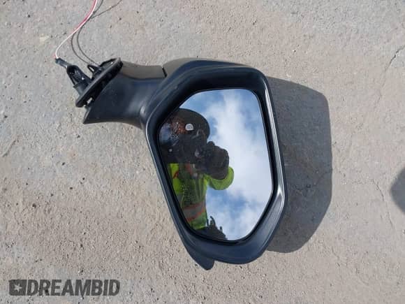 2020 Toyota Camry SE z VIN 4T1G11AK6LU923478, wystawiony jako IAAI lot #43386319 z przebiegiem 58 142 mil mil oraz . Historia ofert i sprzedaży dostępna na DreamBid. Obrazek 12.