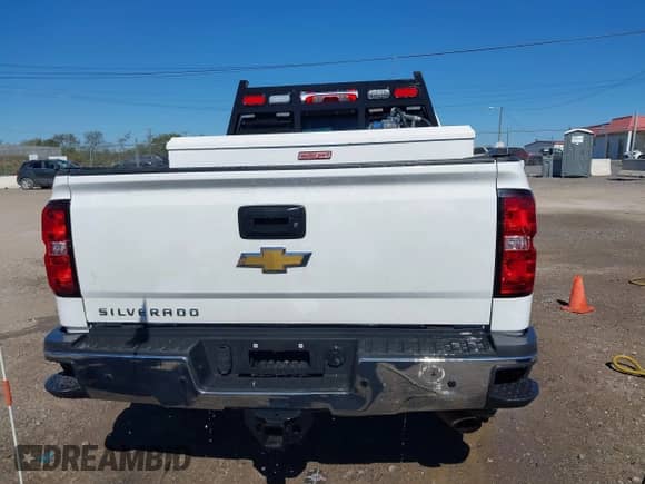 2015 Chevrolet Silverado 2500HD Work Truck z VIN 1GC2KUEG1FZ121236, wystawiony jako IAAI lot #43466359 z przebiegiem 168 338 mil mil oraz . Historia ofert i sprzedaży dostępna na DreamBid. Obrazek 16.