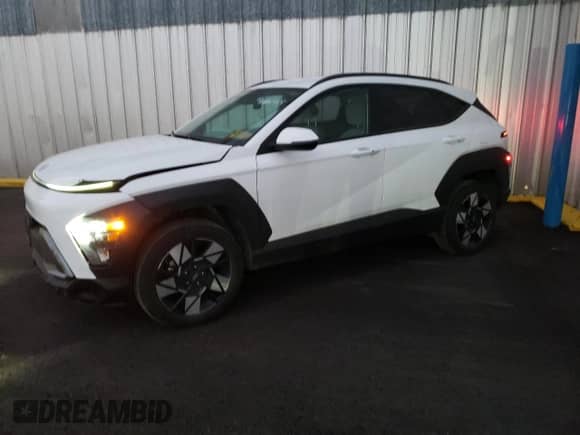 2024 Hyundai Kona SEL z VIN KM8HBCAB9RU146803, wystawiony jako Copart lot #81850764 z przebiegiem 19 927 mil mil oraz Czysty tytuł • Clean title. Historia ofert i sprzedaży dostępna na DreamBid. Obrazek 1.