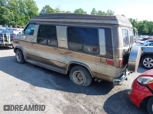 1988 Chevrolet Chevy Van with VIN 1GBEG25K8J7123095, listed as a IAAI auction lot 42355125 with 92,496 mi miles and . Bid and sale history available at DreamBid. Image 3.