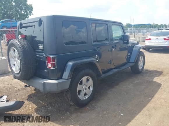 2007 Jeep Wrangler Unlimited Sahara z VIN 1J4GA591X7L117415, wystawiony jako IAAI lot #42509979 z przebiegiem 96 192 mil mil oraz . Historia ofert i sprzedaży dostępna na DreamBid. Obrazek 4.
