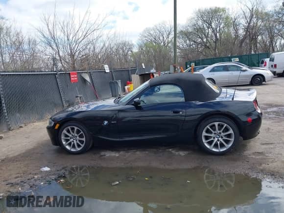 2007 BMW Z4 3.0i with VIN 4USBU33587LW71733, listed as a IAAI auction lot 41902186 with 137,931 mi miles and . Bid and sale history available at DreamBid. Image 14.