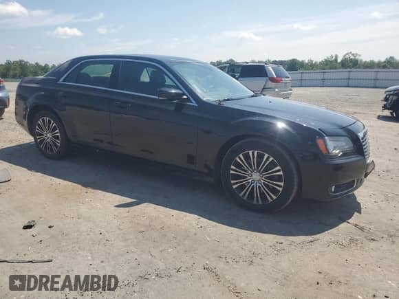 2012 Chrysler 300 S z VIN 2C3CCAJT6CH238376, wystawiony jako Copart lot #63199835 z przebiegiem 203 654 mil mil oraz Czysty tytuł • Clean title. Historia ofert i sprzedaży dostępna na DreamBid. Obrazek 4.
