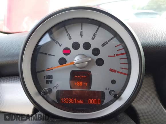 2009 MINI Hardtop S with VIN WMWMF73559TW87548, listed as a IAAI auction lot 42346174 with 132,361 mi miles and . Bid and sale history available at DreamBid. Image 7.