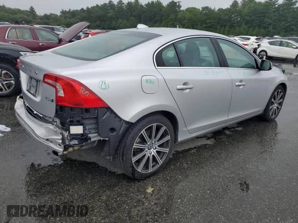 2017 Volvo S60 Inscription Platinum с VIN LYV402TM8HB133454, выставлен на аукционе Copart как лот 63387135 с пробегом 121 798 миль миль и На запчасти • Non repairable. История ставок и продаж доступна на DreamBid. Изображение 3.