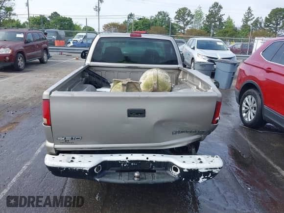 2003 Chevrolet S-10 LS с VIN 1GCCS14H838142180, выставлен на аукционе IAAI как лот 41998682 с пробегом 274 452 миль миль и . История ставок и продаж доступна на DreamBid. Изображение 16.