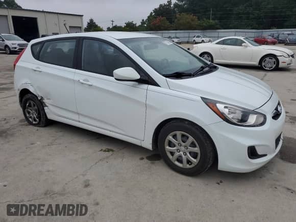 2013 Hyundai Accent GS z VIN KMHCT5AE1DU129726, wystawiony jako Copart lot #67724925 z przebiegiem 83 799 mil mil oraz Szkoda całkowita • Salvage title. Historia ofert i sprzedaży dostępna na DreamBid. Obrazek 4.