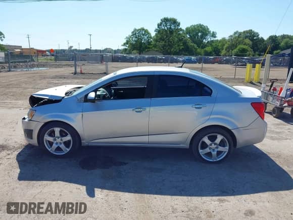 2013 Chevrolet Sonic LTZ z VIN 1G1JE5SB2D4105616, wystawiony jako IAAI lot #42646278 z przebiegiem 134 392 mil mil oraz . Historia ofert i sprzedaży dostępna na DreamBid. Obrazek 14.