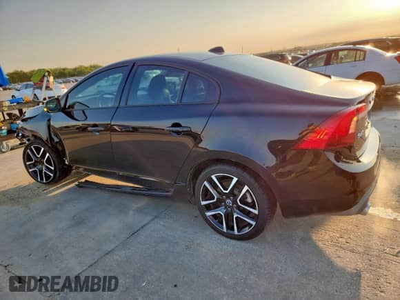 2017 Volvo S60 Dynamic с VIN YV140MTLXH2431471, выставлен на аукционе Copart как лот 71807255 с пробегом 130 958 миль миль и На запчасти • Non repairable. История ставок и продаж доступна на DreamBid. Изображение 2.