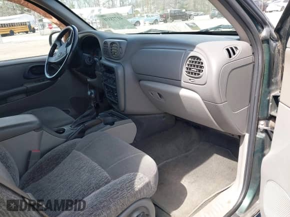 2002 Chevrolet TrailBlazer LS with VIN 1GNDT13S522426504, listed as a IAAI auction lot 41773338 with 260,444 mi miles and . Bid and sale history available at DreamBid. Image 5.