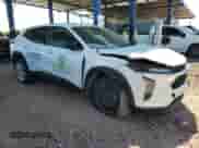 2024 Chevrolet Trax LS z VIN KL77LFE21RC186157, wystawiony jako Copart lot #67847245 z przebiegiem 26 789 mil mil oraz Szkoda całkowita • Salvage title. Historia ofert i sprzedaży dostępna na DreamBid. Obrazek 4.