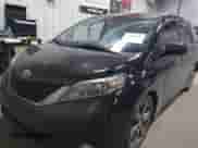 2017 Toyota Sienna SE z VIN 5TDXZ3DC5HS897285, wystawiony jako IAAI lot #41448535 z przebiegiem 125 546 mil mil oraz . Historia ofert i sprzedaży dostępna na DreamBid. Obrazek 2.