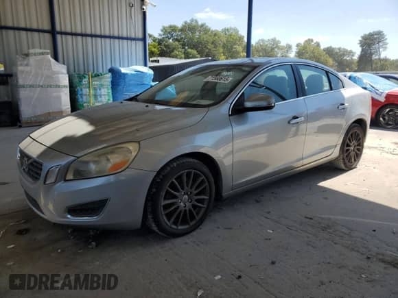 2013 Volvo S60 T5 Premier z VIN YV1612FS8D2206067, wystawiony jako Copart lot #71560615 z przebiegiem 96 211 mil mil oraz Szkoda całkowita • Salvage title. Historia ofert i sprzedaży dostępna na DreamBid. Obrazek 1.