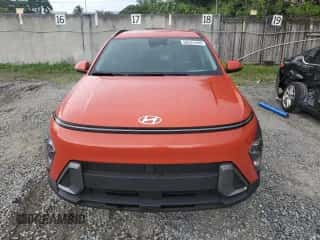 2024 Hyundai Kona SEL z VIN KM8HC3AB1RU058003, wystawiony jako Copart lot #68331494 z przebiegiem 4 380 mil mil oraz Nie do naprawy • Non repairable. Historia ofert i sprzedaży dostępna na DreamBid. Obrazek 5.