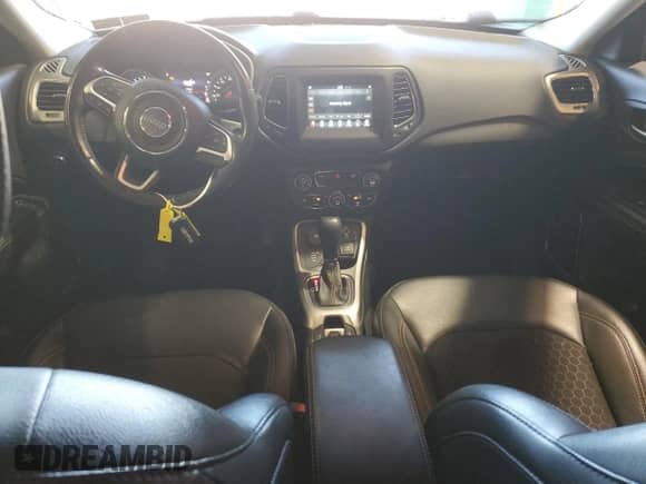 2021 Jeep Compass Latitude z VIN 3C4NJDBB4MT530098, wystawiony jako Copart lot #87050205 z przebiegiem 81 828 mil mil oraz Szkoda całkowita • Salvage title. Historia ofert i sprzedaży dostępna na DreamBid. Obrazek 8.