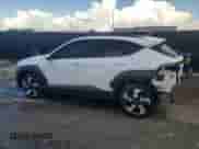 2025 Hyundai Kona Limited с VIN KM8HE3A32SU201842, выставлен на аукционе Copart как лот 63146215 с пробегом 663 миль миль и Списание • Salvage title. История ставок и продаж доступна на DreamBid. Изображение 2.